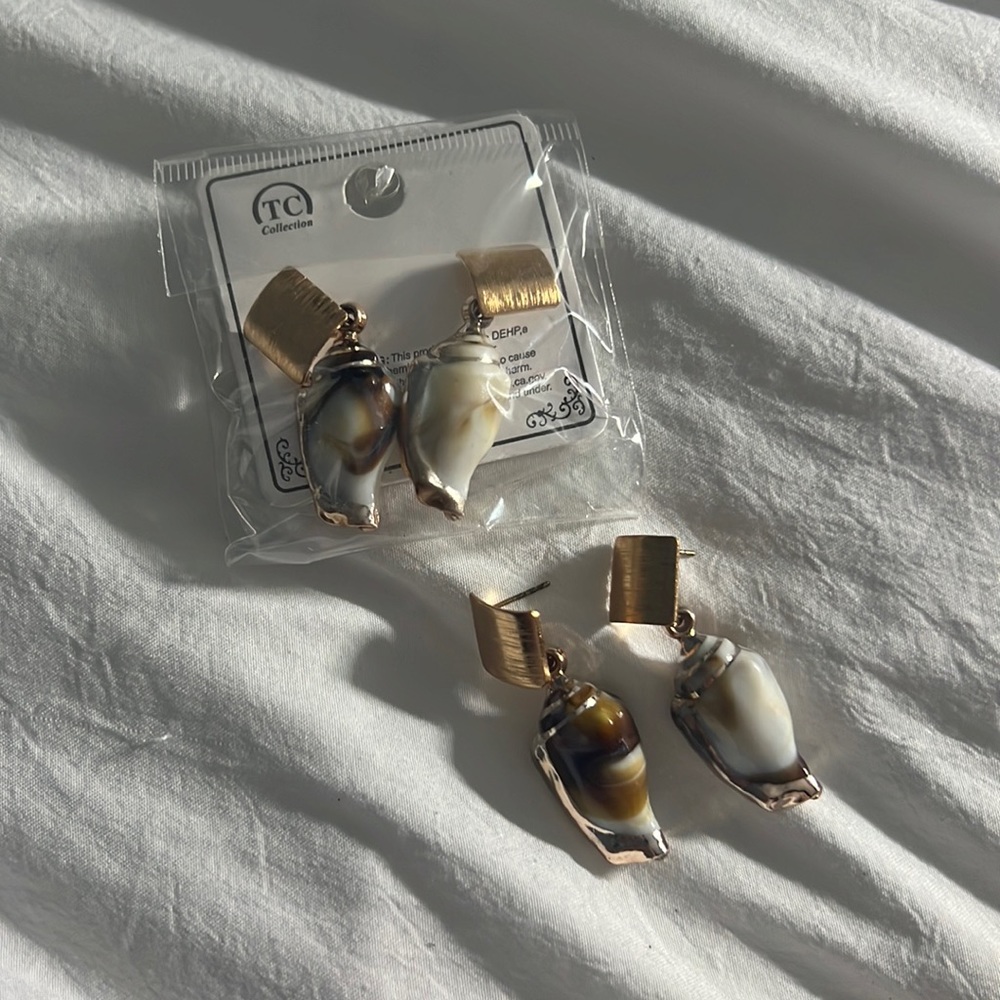 Gold Seashell Earrings ✨